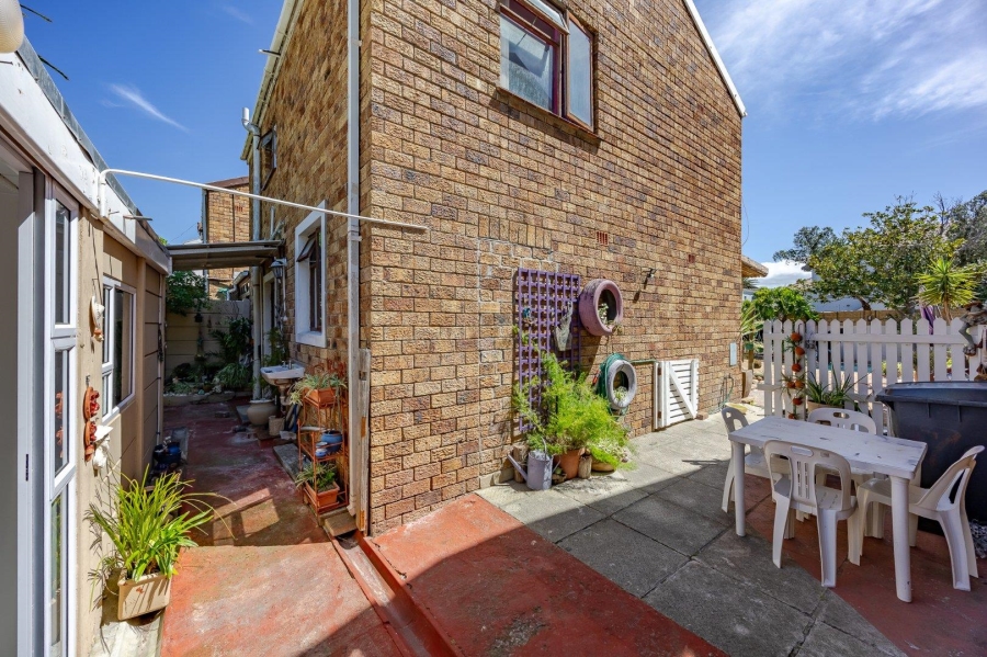 4 Bedroom Property for Sale in Kirstenhof Western Cape